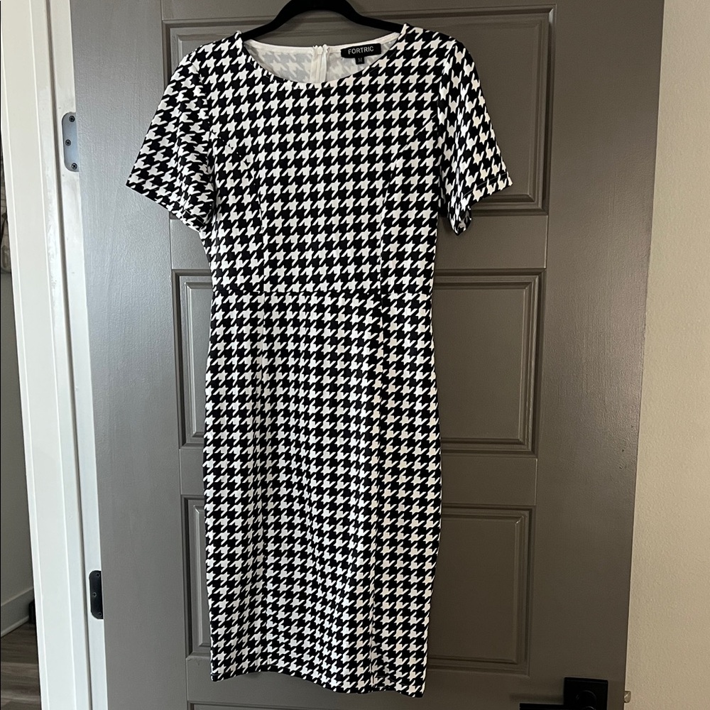 Elegant Houndstooth Midi Dress